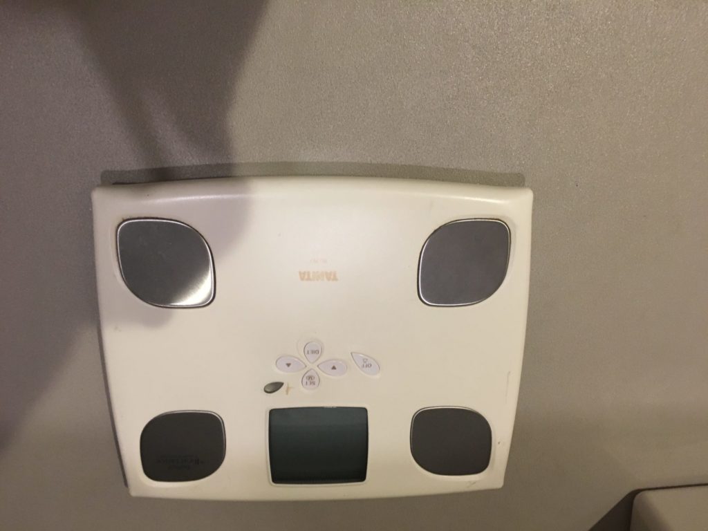 部屋備え付けの体脂肪計