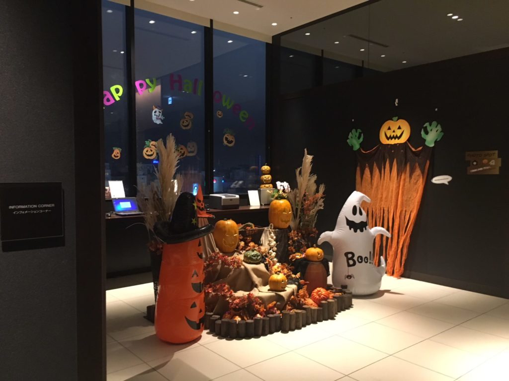 ロビー入り口のハロウィンの飾り付け