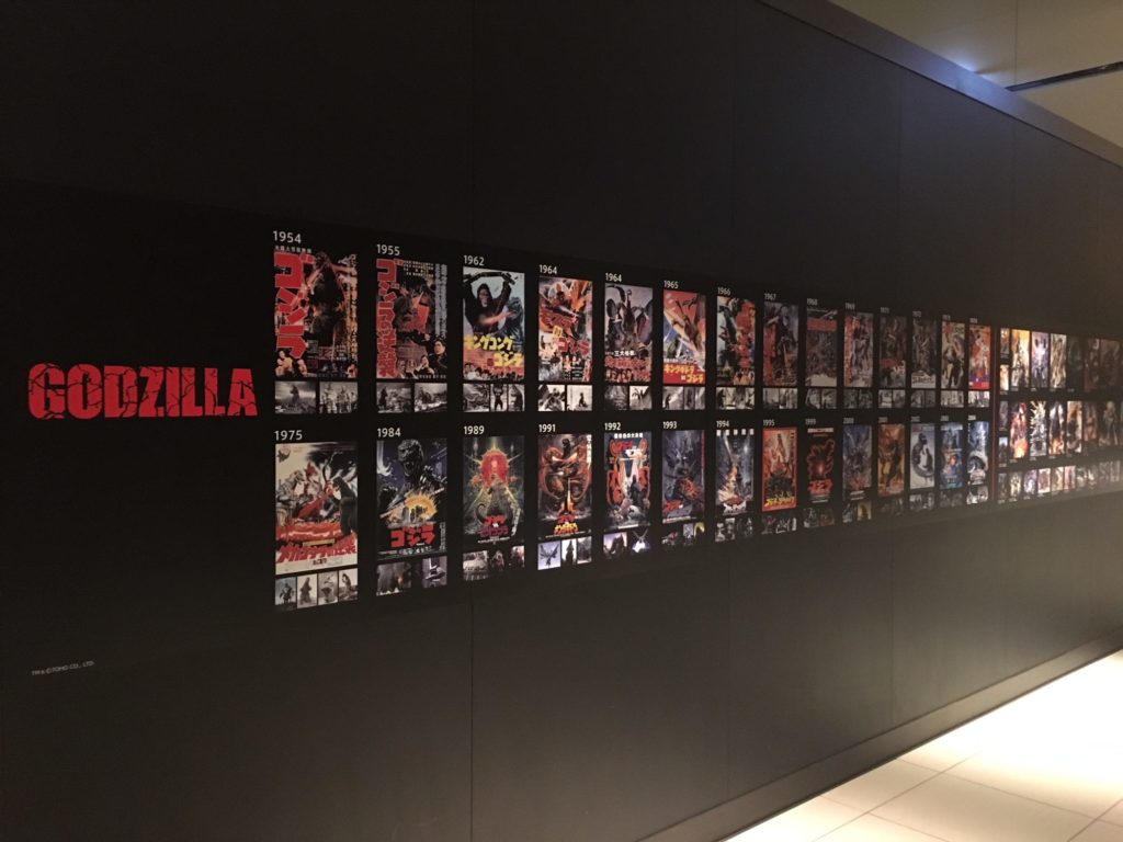 ロビー入り口ゴジラの展示